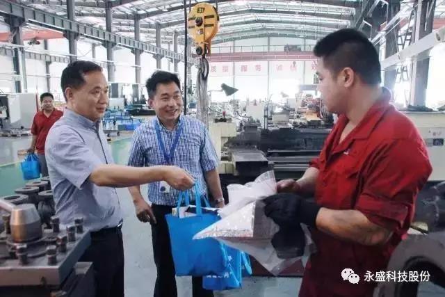 多措并举战高温 工会领导送清凉
